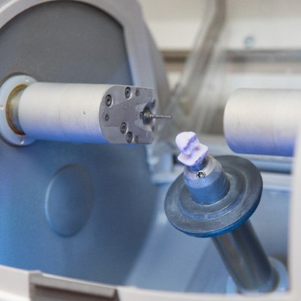 milling machine for same-day dental crowns 